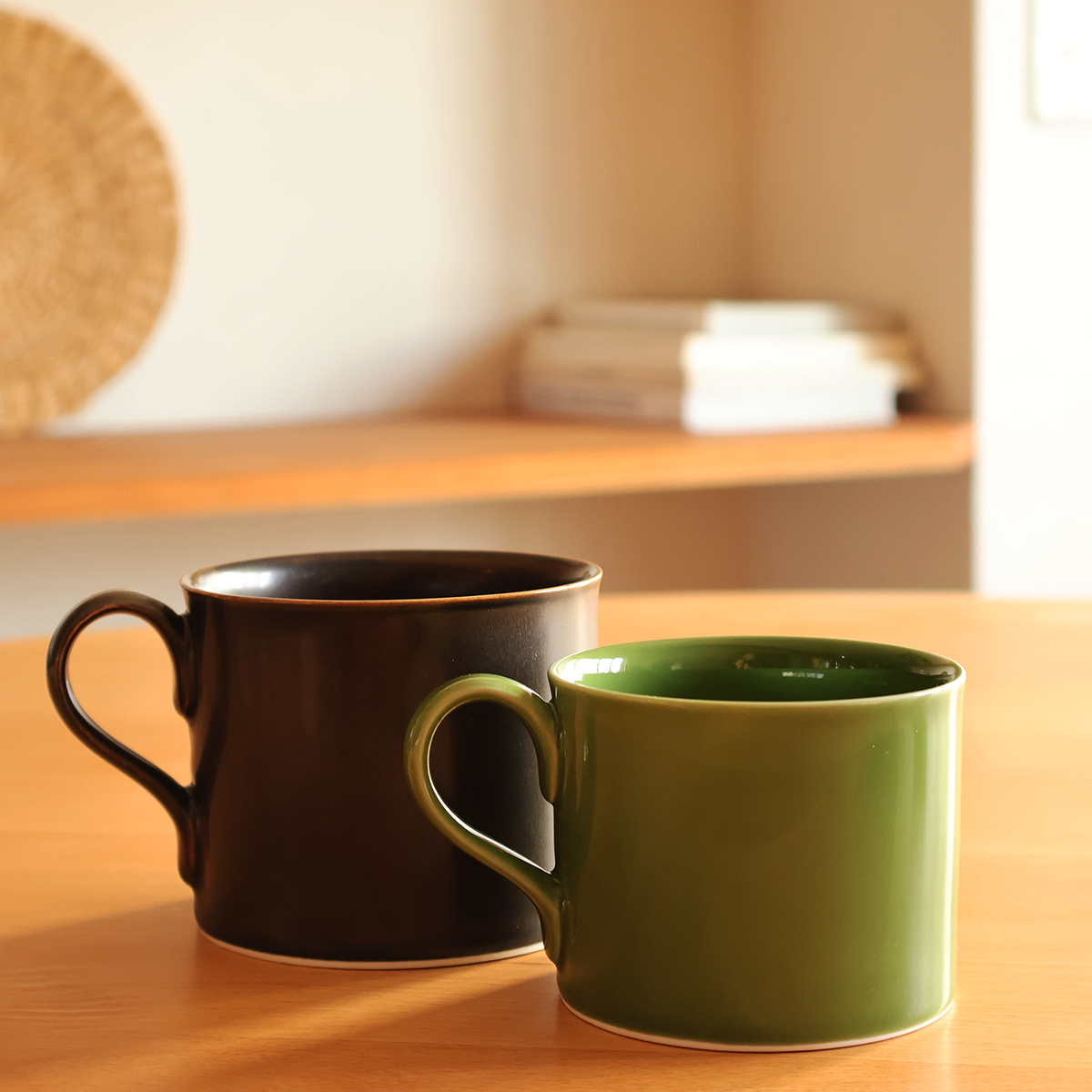 Axelマグカップ2サイズをテーブルの上に並べた画像